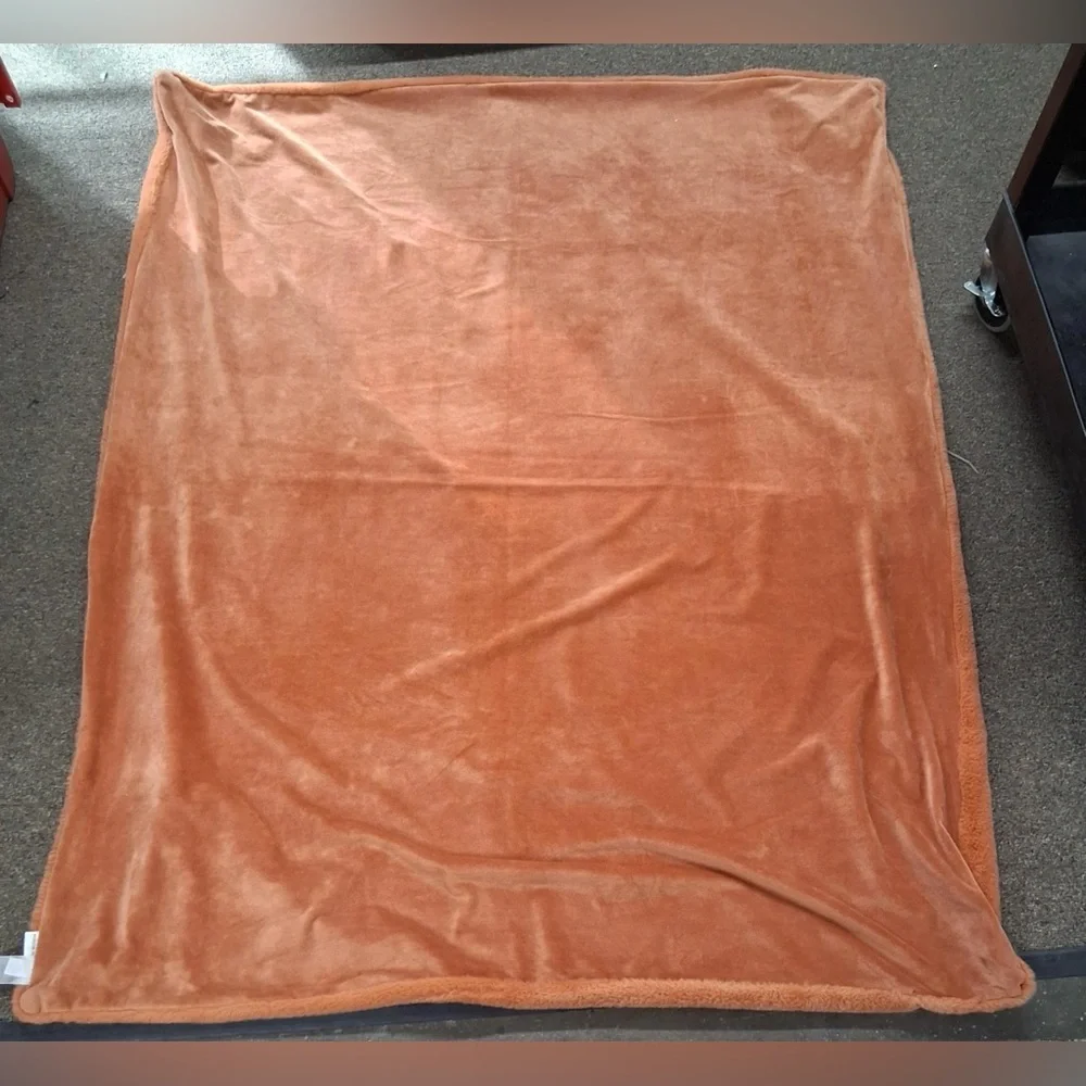 NEW Nordstrom Oversized Reversible Orange Fleece Blanket Cozy Soft Warm Bedding